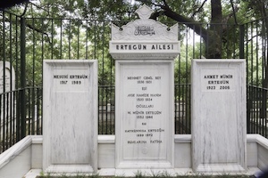 Die drei Grabsteine auf dem Familiengrab der Ertegüns